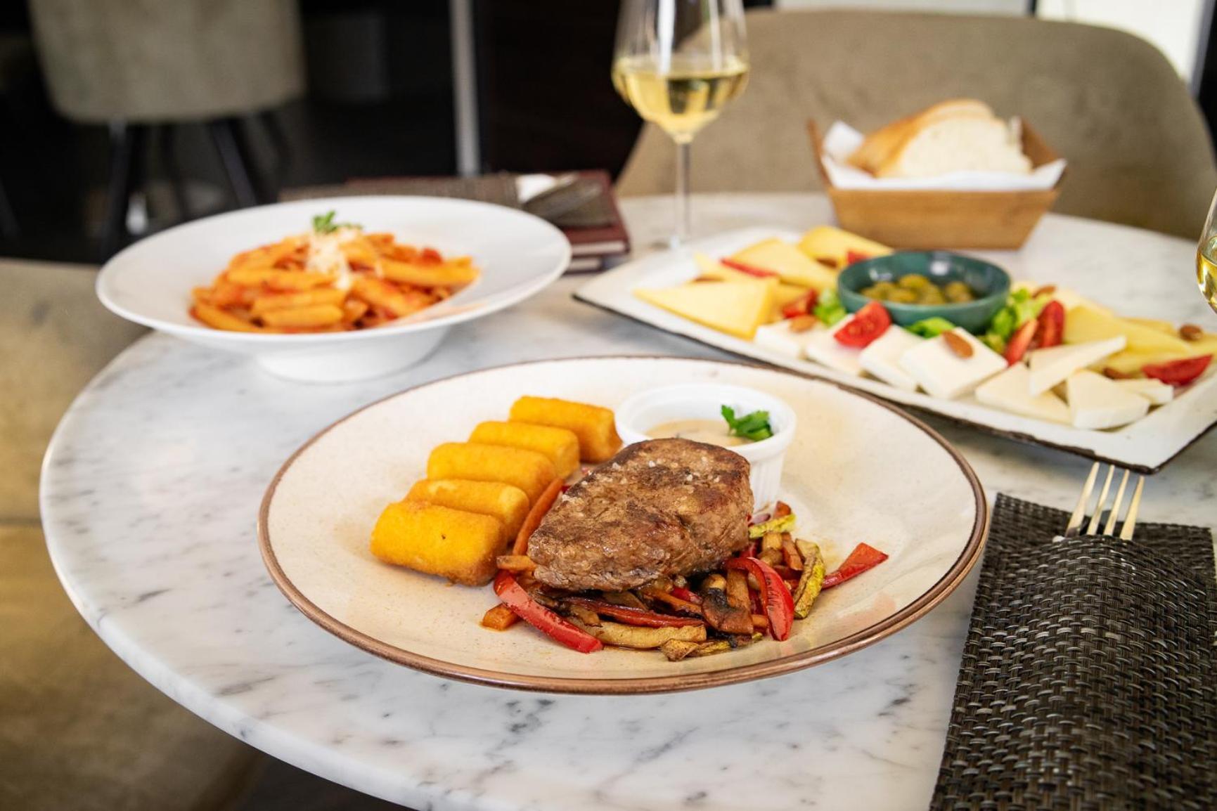 Hotel Balkan Centar 비옐리나 외부 사진